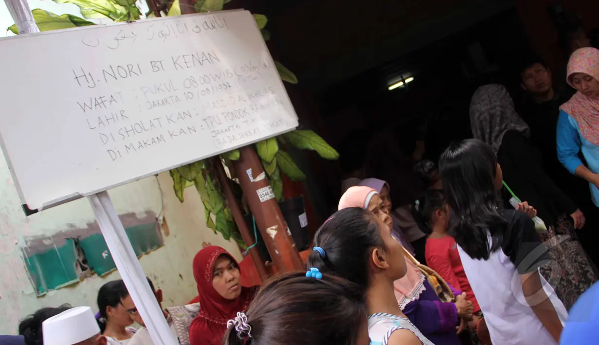 Ratusan warga berdatangan ke rumah duka Jl.Daman I No.39, Bambu Apus, Jaktim, setelah mendengar kabar Mpok Nori meninggal dunia, Jakarta, Jumat (3/4/2015). (Liputan6.com/Helmi Afandi)