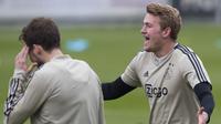 Pemain Ajax Amsterdam, Matthijs de Ligt, melakukan sesi latihan jelang laga semifinal Liga Champions di Stadion Johan Cruyff, Rabu (8/5). Ajax Amsterdam akan berhadapan dengan Tottenham Hotspur. (AP/STR)