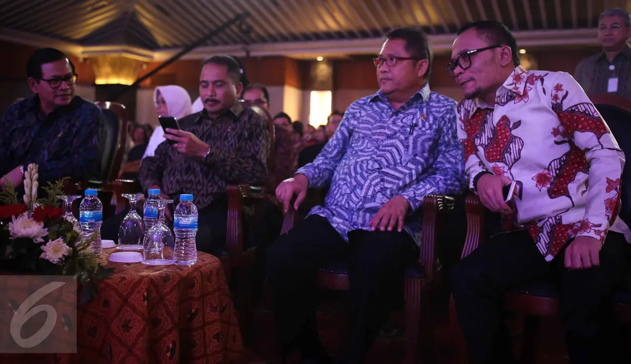 (Ki-ka) Seskab Pramono Anung, Menteri Pariwisata Arief Yahya, Menkominfo Rudiantara, Menaker M Hanif Dhakiri saat menghadiri Rembuk Nasional 2016 di Jakarta, Senin (24/10). Acara itu memperingati 2 Tahun Pemerintahan Jokowi-JK (Liputan6.com/Faizal Fanani)