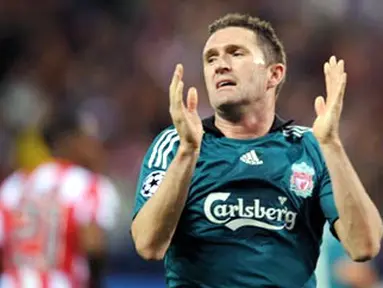 Liverpool&#039;s striker Robbie Keane misses a shot on goal against Atletico Madrid during their Champions League match at Vicente Calderon in Madrid on October 22, 2008. AFP PHOTO/PIERRE-PHILIPPE MARCOU