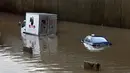 Truk dan mobil sedan terendam banjir di terowongan di pinggiran selatan Beirut Ouzai, Lebanon (9/12/2019). Hujan deras membuat sejumlah rumah dan kendaraan di Lebanon terendam banjir dan melumpuhkan daerah-daerah dari ibukota Beirut, Lebanon. (AP Photo/Bilal Hussein)