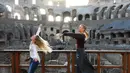 Maria Sharapova menari bersama asistennya di Colosseum, Roma, Minggu (14/5/2017).  (AFP/Vincenzo PInto).