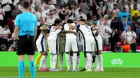 Para pemain Tottenham berkumpul di lapangan sebelum pertandingan final Liga Eropa UEFA antara Tottenham Hotspur dan Manchester United di stadion San Mames di Bilbao pada 21 Mei 2025. (CESAR MANSO/AFP)