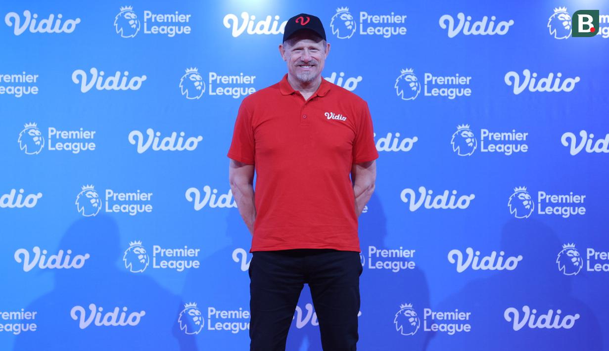 <p>Kiper legendaris Manchester United, Peter Schmeichel berpose disela-sela konferensi pers&nbsp;pengumuman&nbsp;pemegang hak siar Premier League 2023/2024 di Indonesia oleh Vidio.com di SCTV Tower, Jakarta, Jumat (4/8/2023). (Bola.com/M Iqbal Ichsan)</p>