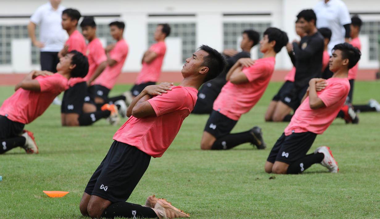 Pemain Timnas Indonesia U-19 saat menggelar sesi latihan di Stadion Wibawa Mukti, Cikarang, Senin (13/1/2020). Sebanyak 51 pemain mengikuti seleksi untuk memperkuat skuat utama Timnas Indonesia U-19. (Bola.com/M Iqbal Ichsan)