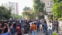 Suasana aksi protes suporter Persis Solo di mes pemain Laskar Sambernyawa, Senin (15/8/2022) siang (Bola.com/Hery Kurniawan)