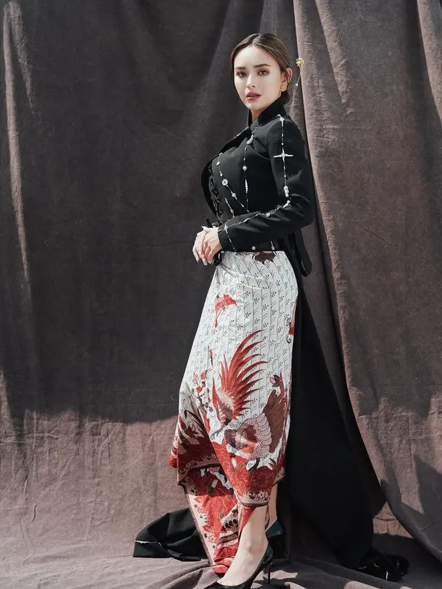 Amanda Manopo Mengaplikasikan makeup glam saat Hari Kartini. [@winstongomez]