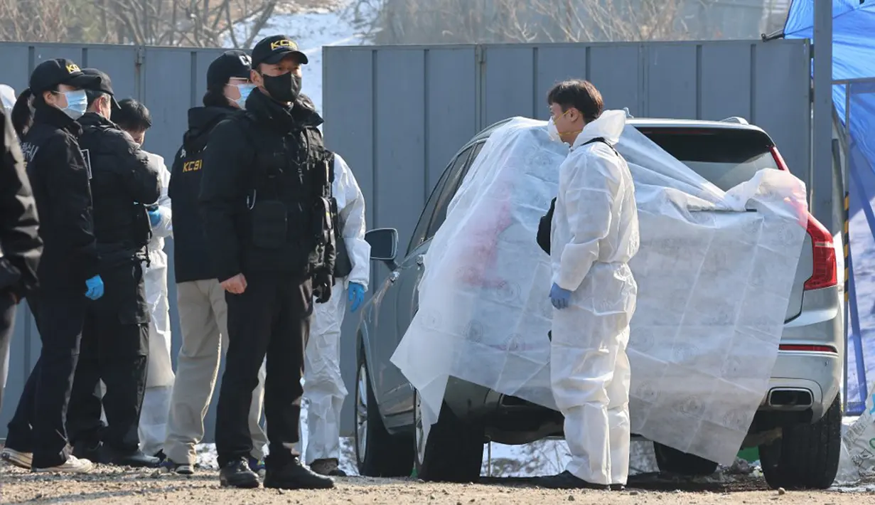Mengutip Sport Chosun, Kantor Polisi Seongbuk Seoul pada Rabu menemukan seorang pria tewas di dalam kendaraan Waryong, Jong-gu, Seoul, yang diduga merupakan aktor Lee Sun Kyun. Aktor itu diduga tewas di dalam mobil akibat pembakaran briket yang mengarah terhadap bunuh diri. (Yonhap/AFP)
