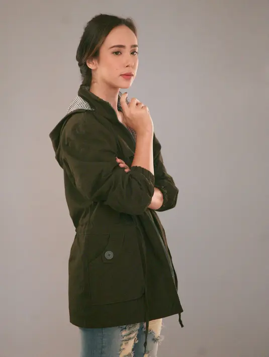 Selama 18 hari Pamela Bowie menjalani syuting Hongkong Kasarung di Hongkong. Difilm ini, ia beradu akting dengan komedian dan presenter Sule.  Ia menjadi anak mafia yang membantu Sule saat tersesat. (Nurwahyunan/Bintang.com)