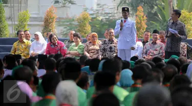 Presiden Jokowi (kiri) saat berbincang dengan salah satu anggota Paskibraka di halaman belakang Istana Bogor,  Selasa (18/8/2015). Silaturahmi ini berkaitan peringatan kemerdekaan HUT RI ke-70 di Istana Merdeka Jakarta. (Liputan6.com/Faizal Fanani)