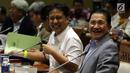 Dirut PT Indonesia Asahan Alumunium (Inalum) Budi Gunadi Sadikin (kiri) dan Dirut Freeport Tony Wenas saat menghadiri rapat kerja dengan Komisi VII DPR di Gedung Nusantara I, Jakarta (15/1). (Liputan6.com/JohanTallo)
