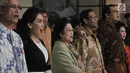 Presiden ke-5 RI sekaligus Ketua Dewan BPIP Megawati Soekarnoputri bersama anggota Dewan Pengarah BPIP Mahfud MD saat Peringatan 73 Tahun Lahirnya Pancasila di Museum Filateli, Jakarta, Kamis (31/5). (Merdeka.com/Iqbal S. Nugroho)