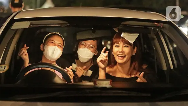 Keseruan Penonton Menyaksikan Konser Drive-In Kahitna