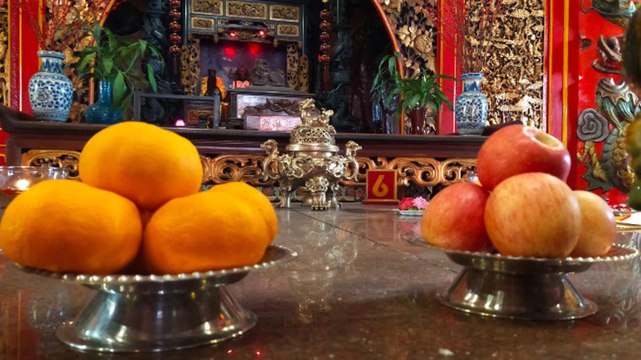 5 Buah Wajib Saat Imlek di Klenteng Eng An Kiong dan Maknanya