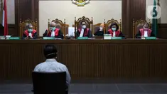 Majelis Hakim Pengadilan Tipikor Jakarta mengenakan masker saat menyimak pembacaan tuntutan terhadap Gubernur nonaktif Kepulauan Riau (Kepri) Nurdin Basirun, Rabu (18/3/2020). JPU KPK menuntut Nurdin Basirun dengan hukuman enam tahun penjara serta denda Rp250 juta. (Liputan6.com/Helmi Fithriansyah)