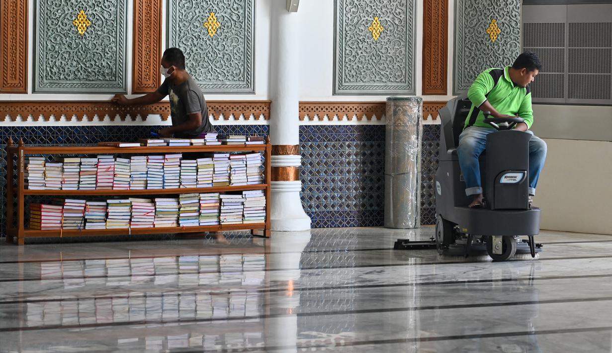 Masjid Raya Baiturrahman merupakan simbol agama, budaya, dan perjuangan masyarakat Aceh. (AFP/CHAIDEER MAHYUDDIN)