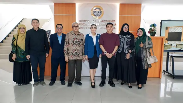 6 Gaya Outfit Ashanty saat Sidang Disertasi S3 di UNAIR, Formal nan Elegan