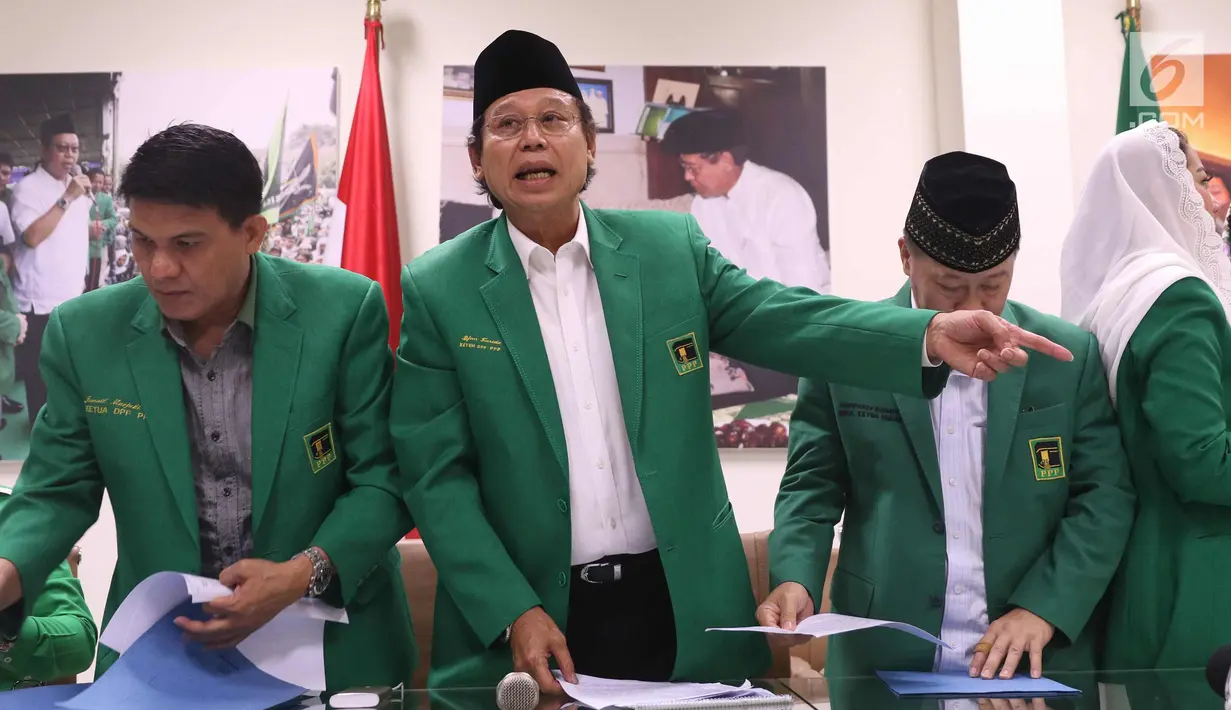 Ketum DPP PPP Djan Faridz bersama pengurus partai usai memberikan keterangan tentang putusan MK terkait membolehkannya pencantuman aliran kepercayaan pada kolom agama di KTP di kantor DPP PPP, Jakarta, Selasa (14/11). (Liputan6.com/Angga Yuniar)