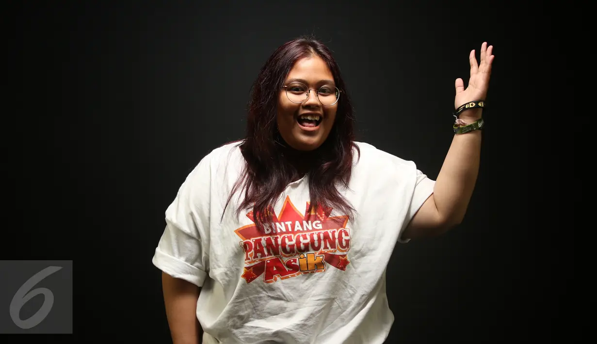 Finalis asal Jakarta, Sasha berpose saat sesi foto di SCTV Tower, Jakarta, Rabu (17/5). Pelatihan langsung diberikan oleh ketiga juri yang terdiri dari Enda Ungu, Trio Macan, dan Naga Lyla. (Liputan6.com/Fatkhur Rozaq)