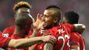 Pemain Bayern Munchen, Arturo Vidal, disambut rekan-rekannya setelah mencetak gol ke gawang Benfica pada leg pertama babak perempat final Liga Champions di Allianz Arena, Munchen, Rabu (6/4/2016) dini hari WIB. (AFP/Christof Stache)