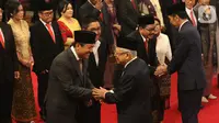 Presiden Joko Widodo atau Jokowi dan Wakil Presiden Ma'ruf Amin memberikan ucapan selamat kepada para Wakil Menteri (Wamen) Kabinet Indonesia Maju usai pelantikan di Istana Negara, Jakarta, Rabu (23/10/2019). (Liputan6.com/Angga Yunair)
