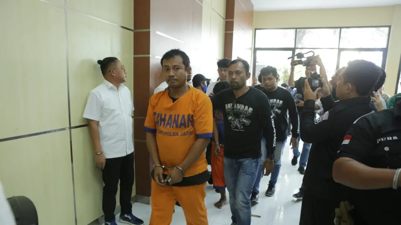 Salah satu pelaku jambret nenek-nenek diamankan di Polda Jatim. (Dian Kurniawan/Liputan6.com)