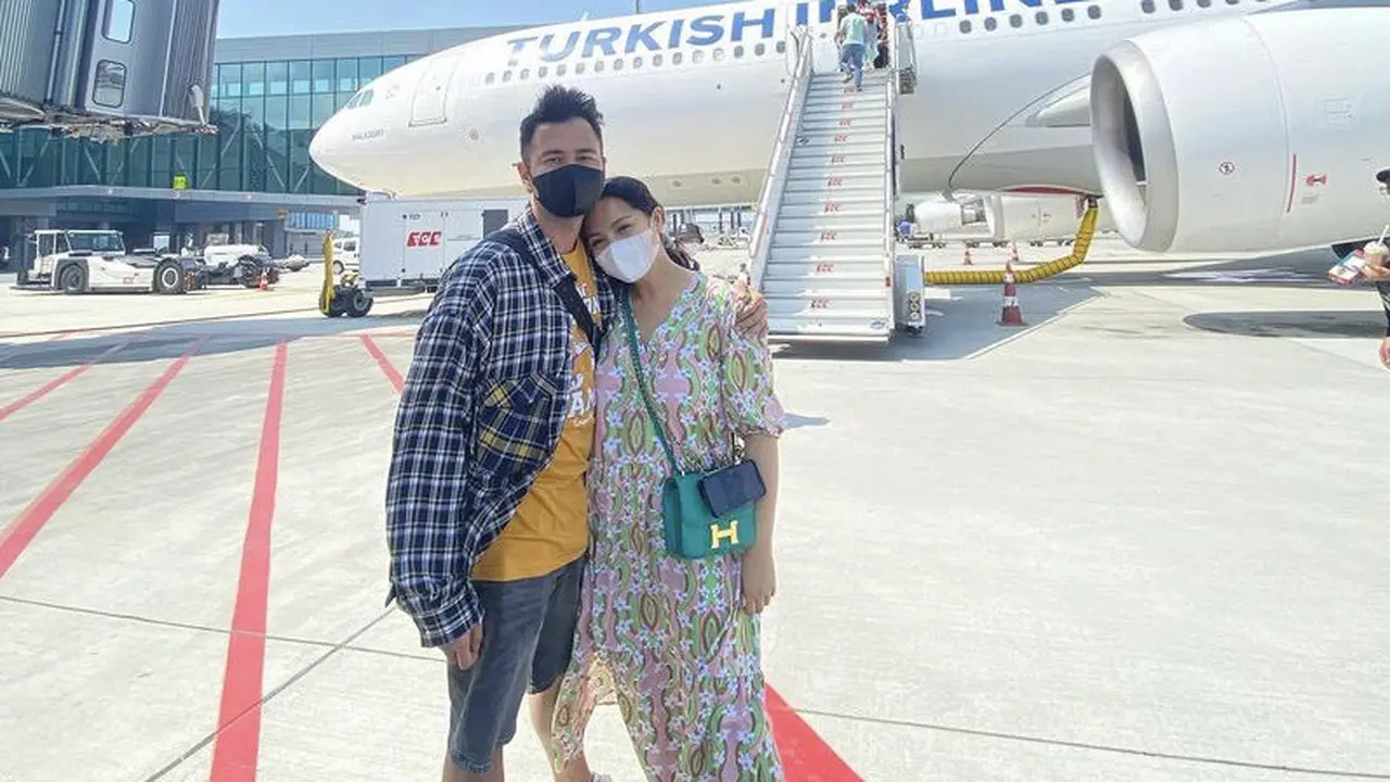 Nagita Slavina Pamerkan Baby Bump dengan Mengenakan Pakaian Brand Lokal/dok. Instagram @raffinagita1717