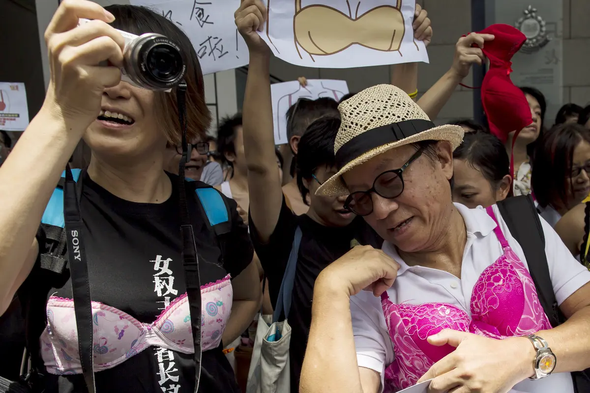 20150802-Pakai Bra, Ratusan Demonstran Serbu Kantor Polisi Hong Kong