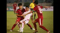 Pemain Timnas Indonesia U-19, Lutfi Baharsyah (kiri) dan Hanis Saghara menahan laju pemain Myanmar pada laga grup B AFF U-18 2017 di Yangon, Myanmar (5/9/2017). Timnas Indonesia U-19 menang 2-1. (Bola.com/PSSI)