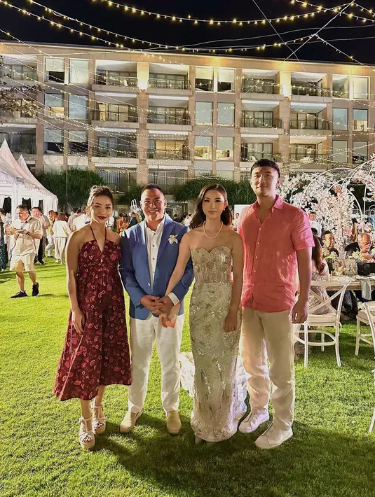 Bali yang identik dengan pantai membuat Nikita Willy memilih summer outfit sebagai pilihan busana kondangannya. [@nikitawillyofficial94]