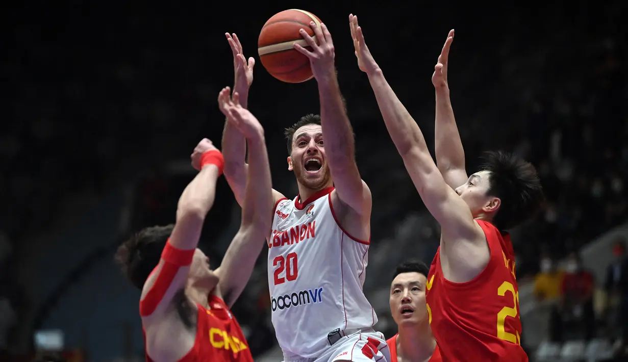 Lebanon akan menjadi lawan Yordania di partai semifinal usai membekuk China 72-69 pada babak perempat final FIBA Asia Cup 2022, Rabu (20/07/2022). Blok Arledge di sisa delapan detik gim menjadi kunci kemenangan Lebanon. Wael Arakji (tengah) sekali lagi menjadi pemain vital dengan mencetak 32 poin dalam 33 menit. (AFP/Adek Berry)