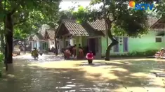 Banjir menutup akses jalan dengan ketinggian hingga 50 sentimeter, serta menggenangi rumah-rumah warga