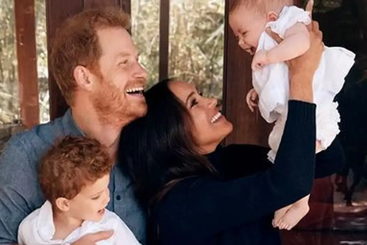 Pangeran Harry dan Meghan Markle Ungkap Wajah Lilibet Pertama Kali Lewat Kartu Liburan Terbaru