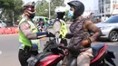 Polisi melakukan pemeriksaan pengendara motor saat pelaksanaan Pembatasan Sosial Berskala Besar (PSBB) di kawasan Gading Serpong, Tangerang Selatan, Sabtu (18/4/2020). PSBB di Tangerang Raya dalam menangani penyebaran virus corona (Covid-19) mulai berlaku sejak Hari ini. (Liputan6.com/Angga Yuniar)