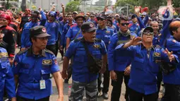 Aksi yang diikuti ratusan buruh ini untuk menolak regulasi pengupahan yang bertentangan dengan keputusan Mahkamah Konstitusi no. 168/PUUXXI/2023. (Liputan6.com/Herman Zakharia)