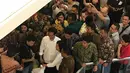 Para pengunjung mal menghampiri Presiden Joko Widodo saat berada di pusat perbelanjaan Pondok Indah Mall, Jakarta Selatan, Minggu (20/11). Ramai-ramai para pengunjung meminta kesempatan untuk berfoto bersama dengan Jokowi.(Dok. Paspampres)