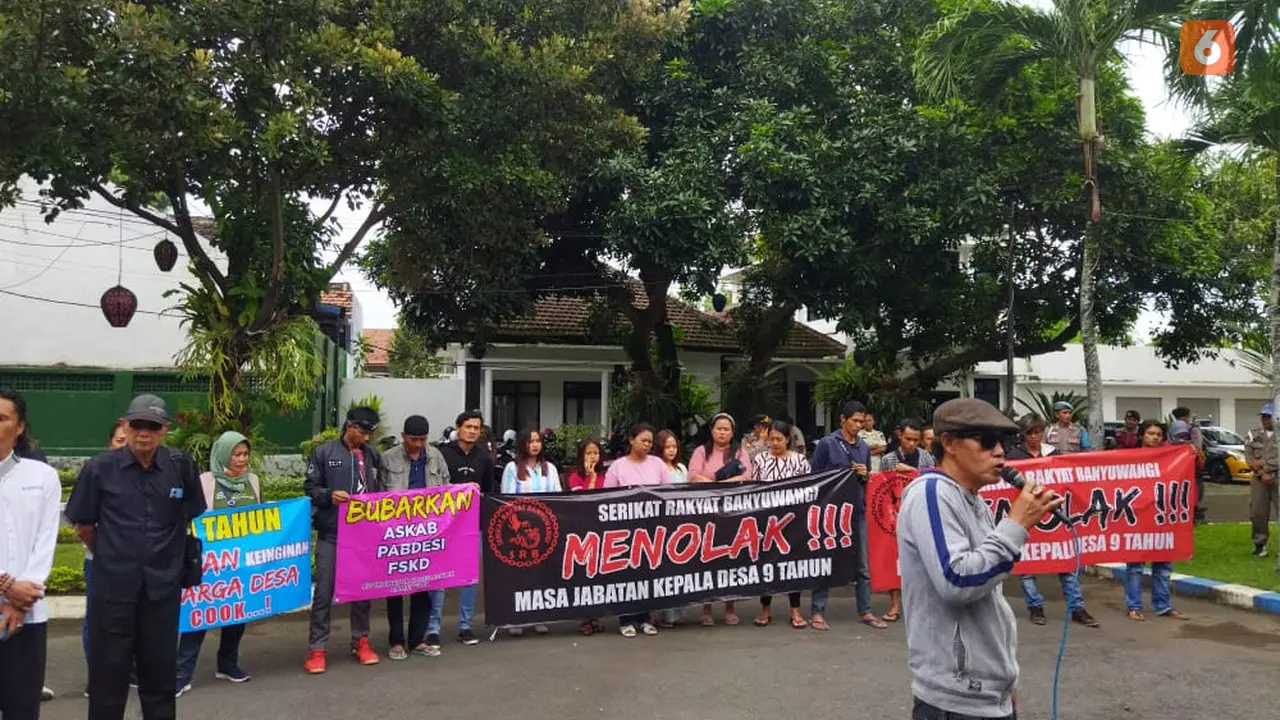 Puluhan warga Banyuwangi lakukan aksi unjuk rasa di Gedung DPRD setempat Untuk menolak masa jabatan kades 9 tahun (Hermawan Arifianto/Liputan6.com)