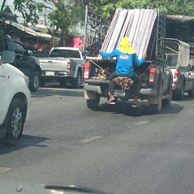 Jangan Ditiru, 6 Cara Nebeng Kendaraan yang Membahayakan Jiwa dan Raga