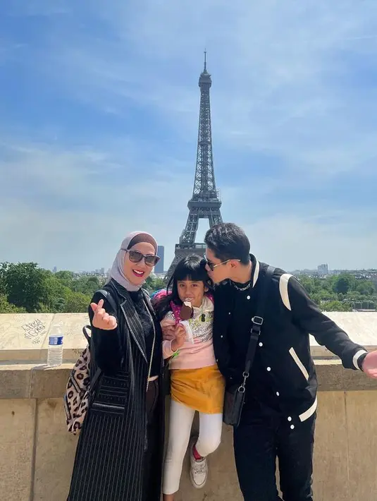 Berfoto di depan Menara Eiffel, duo ibu anak ini tampil serba-hitam. Venna tampil chic dengan blazer dan Athalla bergaya sporty dengan jaket bomber. [Foto: @athallanoval7]