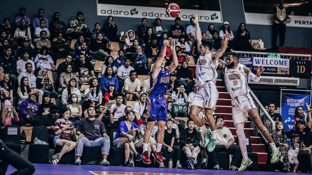 <p>Abraham Damar Grahita beraksi saat Satria Muda melawan Kesatria Bengawan Solo di IBL 2025 (Dok IBL)</p>