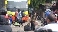 Calon penumpang menuju tempat tunggu bus di Terminal Bus Bayangan Lebak Bulus, Jakarta, Sabtu (9/6). Rata-rata calon pemudik akan berangkat menuju daerah disekitar Jawa Tengah dan Jawa Timur. (Liputan6.com/Helmi Fithriansyah)