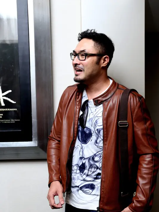 Untuk melakukan adegan ciuman tersebut Surya Saputra pun terlebih dulu memberi tahu sang istri, Cynthia Lamusu. (Andy Masela/Bintang.com)