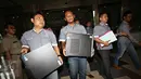Petugas Ditkrimsus Polda Metro membawa  CPU komputer usai menggeledah kantor Dispenda DKI Jakarta, Selasa (12/1). Penggeledahan terkait penangkapan 3 oknum pegawai pajak karena memeras pengusaha hotel wajib pajak.  (Liputan6.com/Immanuel Antonius)