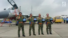 Panglima TNI Marsekal Hadi Tjahjanto (kiri), Kapolri Jenderal Tito Karnavian (kedua kiri), Kasad Jenderal Mulyono (kedua kanan), dan Kasal Laksamana Ade Supandi berpose di depan pesawat Sukhoi, Jakarta, Rabu (20/12).  (Liputan6.com/Nanda Perdana)