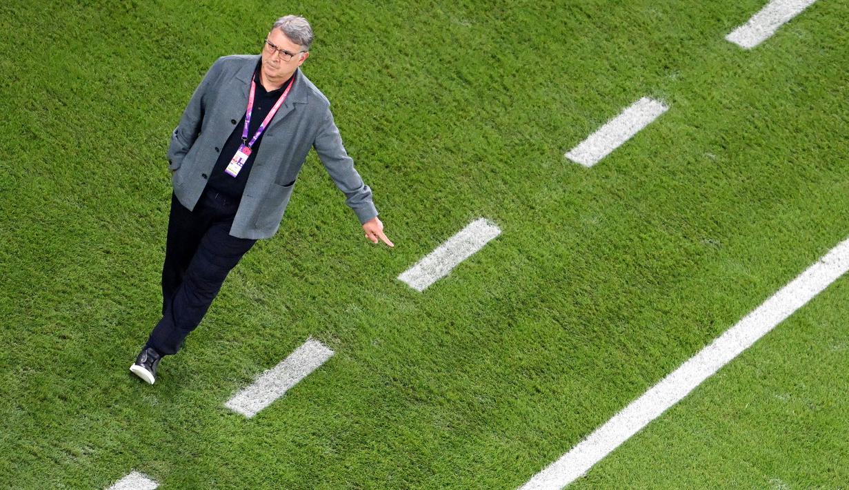 Martino sudah familiar dengan Messi. Ia sempat jadi manajer Barcelona sejak 2013 hingga 2014. Selain di Barcelona, ia pernah mengasuh pemain berusia 35 tahun itu di timnas Argentina. Jadi total ada 66 pertandingan dimainkan Messi di bawah komando Martino. (Photo by Kirill KUDRYAVTSEV / AFP)