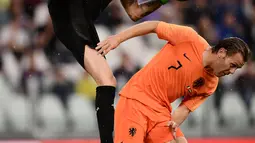 Kiper Italia, Mattia Perin menangkap bola saat melawan Belanda dalam pertandingan persahabatan di Stadion Allianz di Turin, Italia (4/6). Mattia Perin menjaga gawang timnas Italia menggantikan Buffon yang telah pensiun. (AFP Photo/Marco Bertorello)