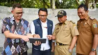 Corporate Secretary Bank BTN Ari Kurniaman (kiri) berbincang dengan Project Head Bakauheni Harbour City PT ASDP Indonesia Ferry Antoni Nugraha Utama dan Kepala UPTD Pengelola Kawasan Wisata Menara Siger Dinas Pariwisata dan Ekonomi Kreatif Provinsi Lampung saat Kick Off pembangunan Housing Development Entrepreneur Center (HDEC) yang merupakan bagian dari Bakauheni Harbour City, Kawasan Wisata Terpadu di Lampung Selatan, Provinsi Lampung, Selasa (21/6/2022). (Liputan6.com/HO/BTN)