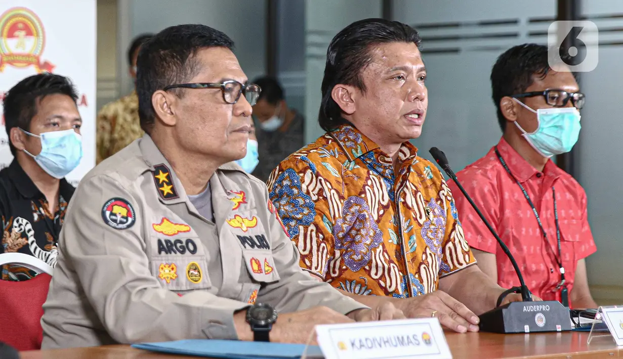 Direktur Tindak Pidana Umum Bareskrim Polri Brigjen Pol Ferdy Sambo (tengah) memberikan keterangan dalam rilis Kasus Kebakaran Kejagung di Bareskrim Mabes Polri, Jakarta, Jumat (13/11/2020). Penyidikan perkara berlangsung 20 hari. (Liputan6.com/Faizal Fanani)