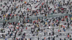 Peserta saat mengikuti lomba memancing ikan trout di sungai yang membeku di Hwacheon, Korea Selatan (6/1). Kontes ini merupakan bagian dari festival es tahunan yang menghasilkan lebih dari 1.000.000 pengunjung setiap tahunnya. (AP Photo/Ahn Young-joon)