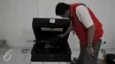 Petugas Dirtipidkor Mabes Polri memeriksa printer di PT Tirtamarta Wisesa Abadi, Jakarta, Selasa (23/6/2015). Penggeledahan ini terkait kasus dugaan korupsi pengadaan printer dan scanner untuk SMAN dan SMKN di Jakarta. (Liputan6.com/Johan Tallo) 